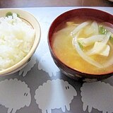 和朝食！玉ねぎ・豆腐・ワカメのお味噌汁